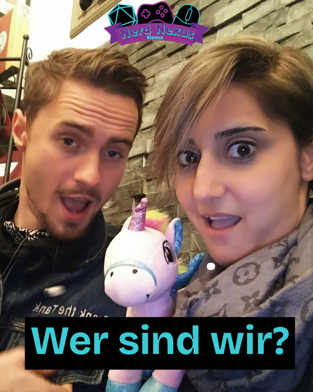 Wer sind wir: Ari und Franz mit Einhorn-Plüschtier